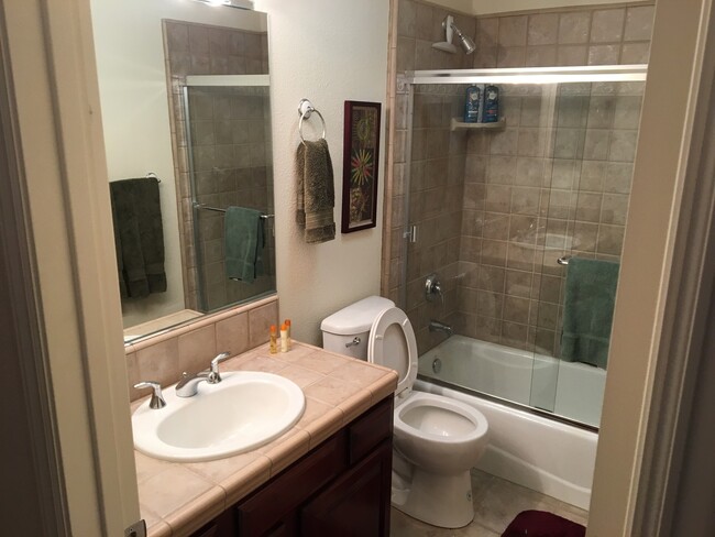 Building Photo - 4 bedroom Townhome available January 1