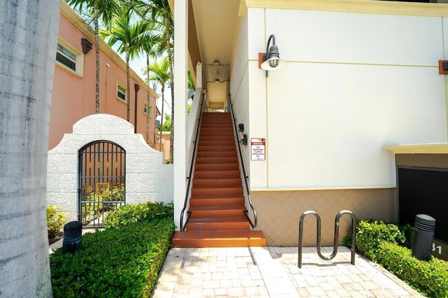 Building Photo - 831 E Palmetto Park Rd