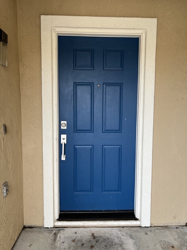 Building Photo - Three Bedroom Home Sits In a Quiet Cul-De-...