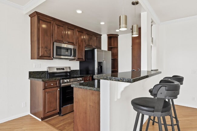 Building Photo - Stunning 1-bedroom Penthouse Condo.