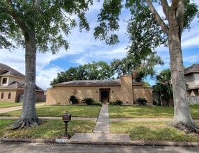 Building Photo - 15815 Crestbrook Dr
