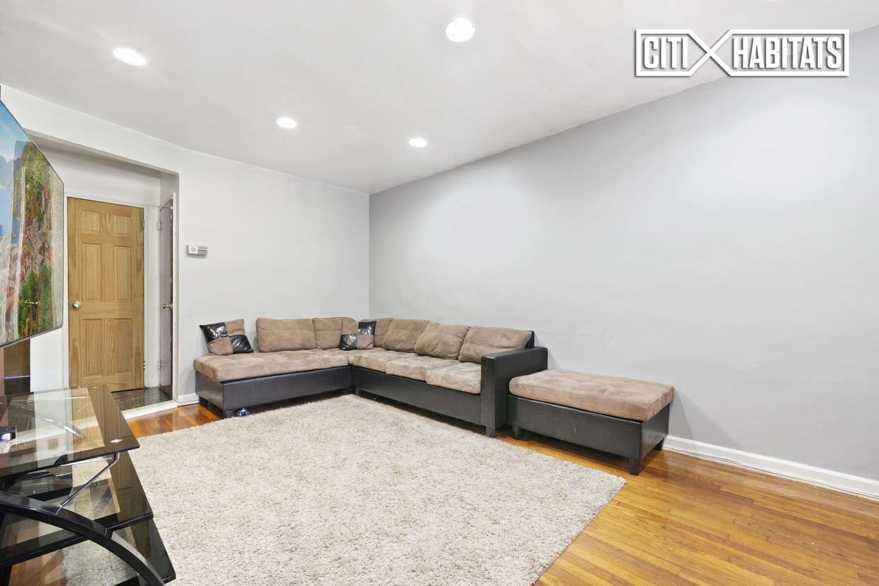 Primary Photo - 2069 E 60th St
