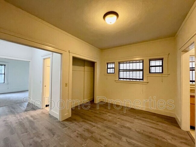 Foto del edificio - 359 Grand Ave