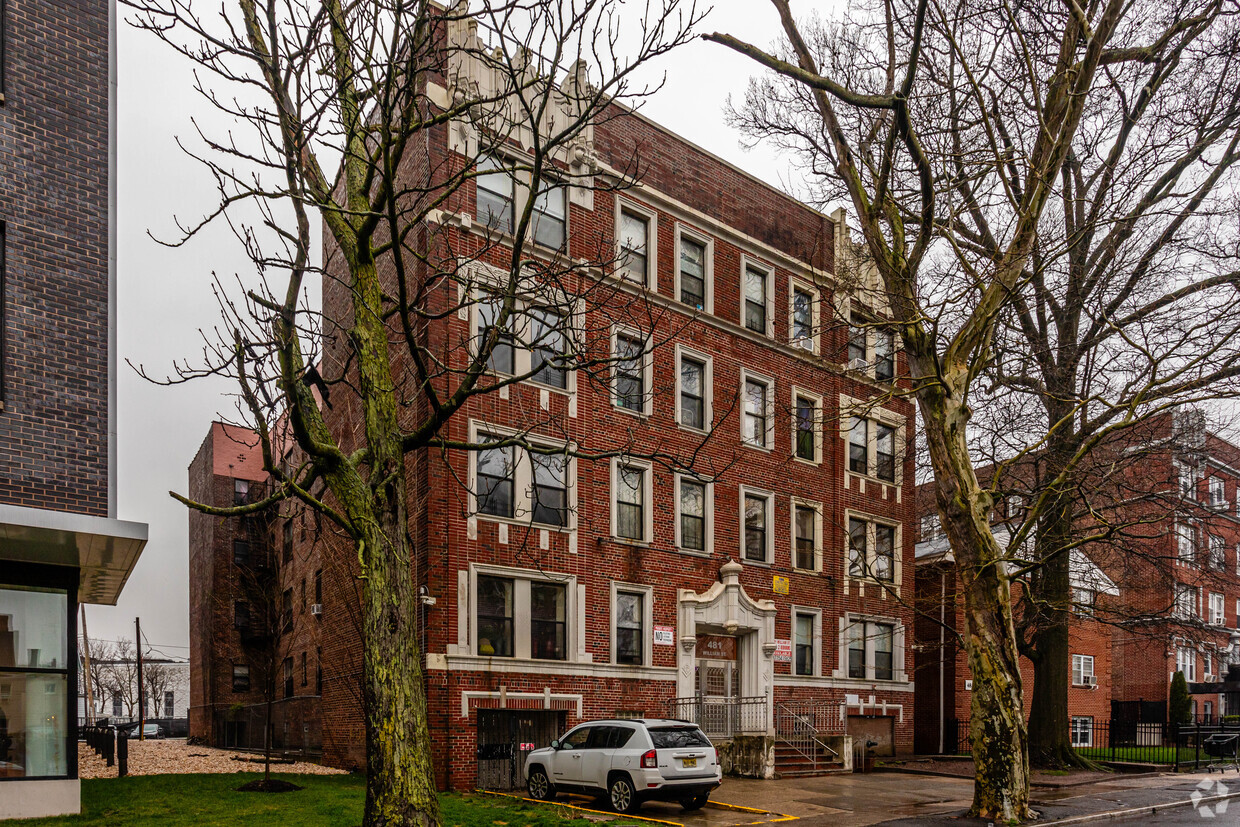 Building Photo - 481 William St