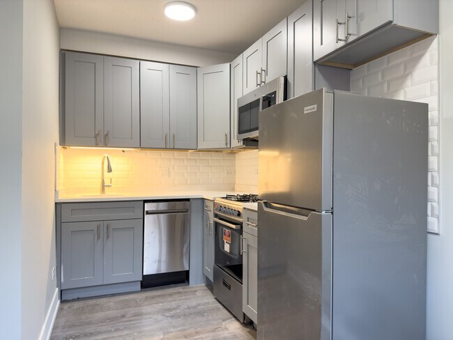 Building Photo - 510 W Belmont Ave