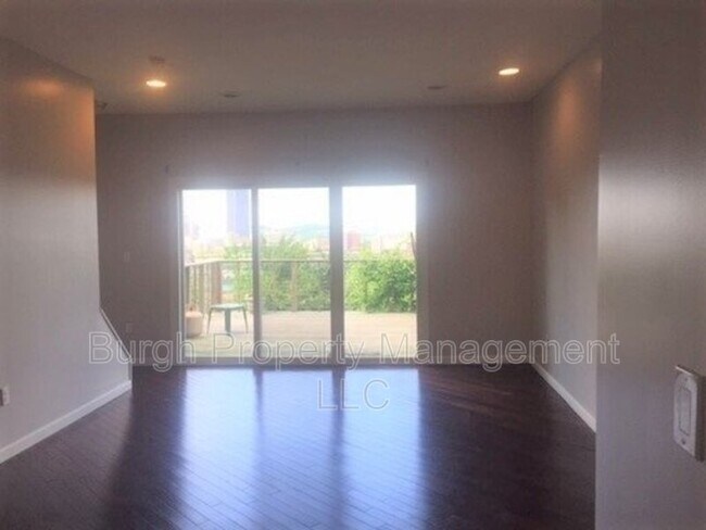 Building Photo - 6 Regina St