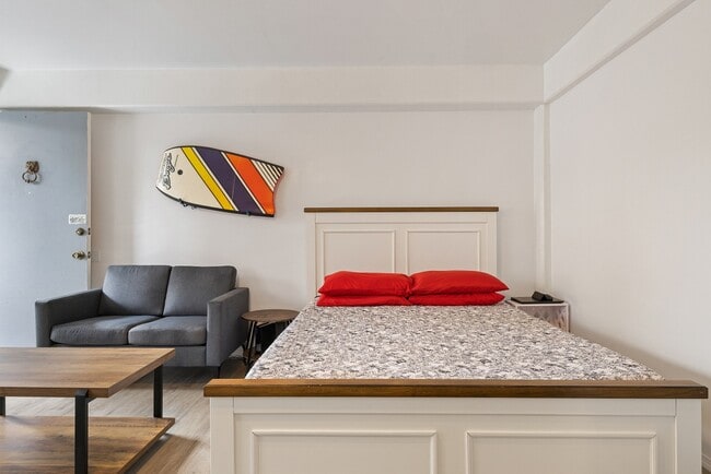 Building Photo - Fully Furnished Studio, 1 Bath. NO parking. Electric water and sewer are included in the rent.