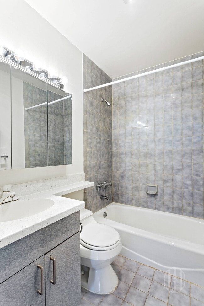 Building Photo - 300 E 95th St