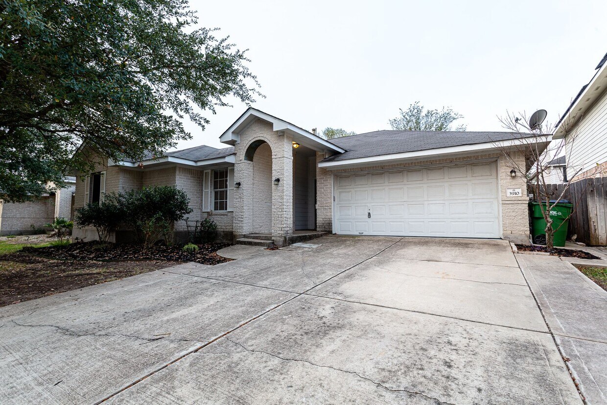 Foto principal - Charming 4-Bedroom, 2-Bath Home with Moder...