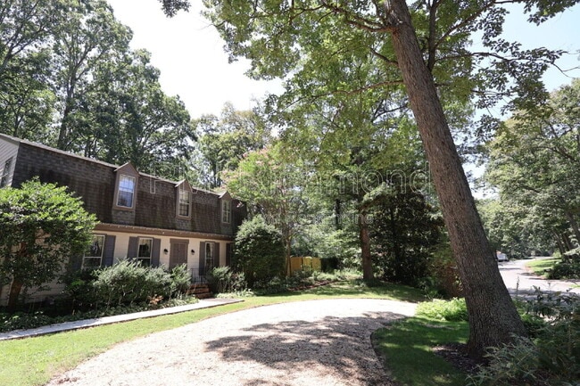 Foto del edificio - 1735 Robindale Rd