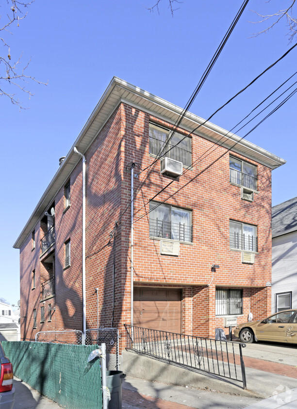 Foto principal - 61-40 167th St