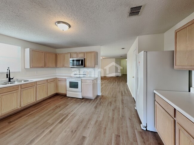 Building Photo - 16136 Shawnee Trl