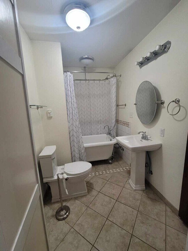 Foto del edificio - Adorable, Furnished 1 Bed Room Home with F...