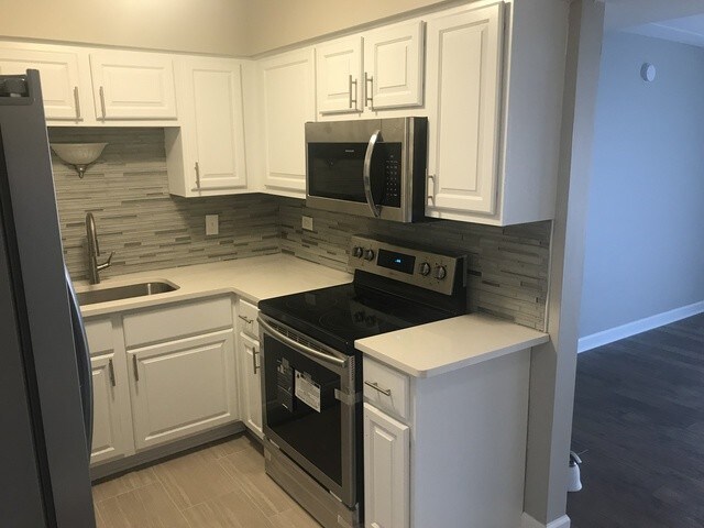 Foto del edificio - 7350 Sandalwood Dr