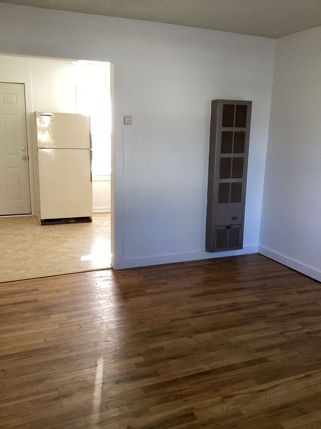 Building Photo - Located in Portales!! Cozy 1 bed apartment!