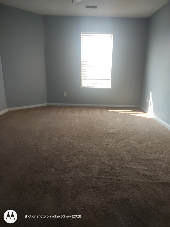 Master bedroom - 120 Fox Grove Cir