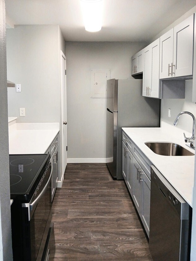 Primary Photo - Phoenix Court Apartments