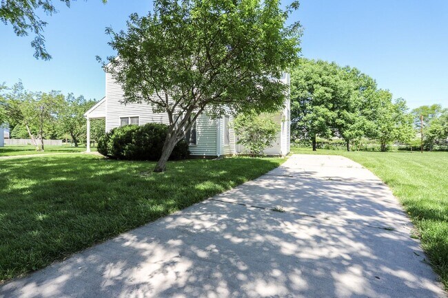 Building Photo - Move in Special 1/2 Off First Month!