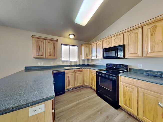 Building Photo - 340 W Oaks Dr