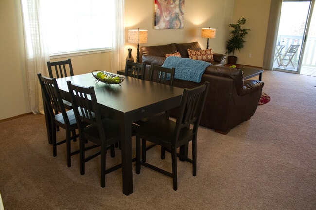 Foto del edificio - Beautiful Upstairs 2 Bedroom 1 Bath Apartments Available Now!!