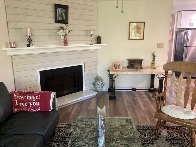 Foto del edificio - 134 E Holly Ln