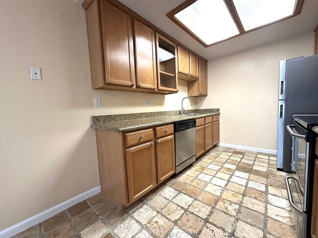 Foto del edificio - Conveniently located condo in Modesto