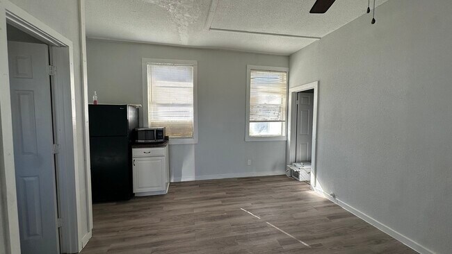 Building Photo - 904 Herbert Ave