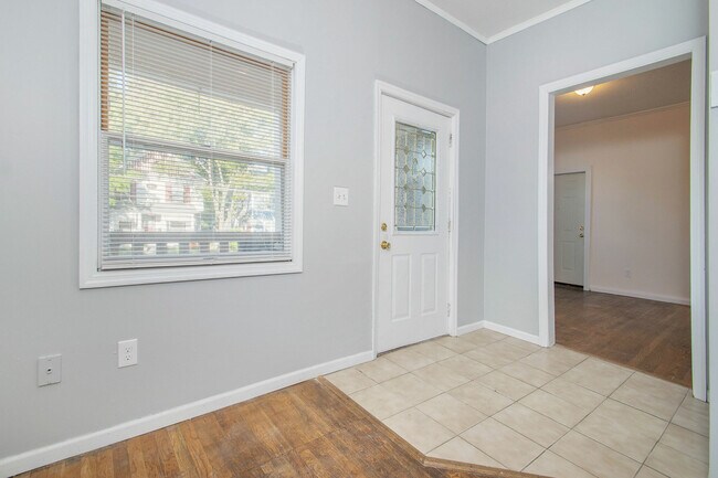 Building Photo - 804 Lake Dr SE