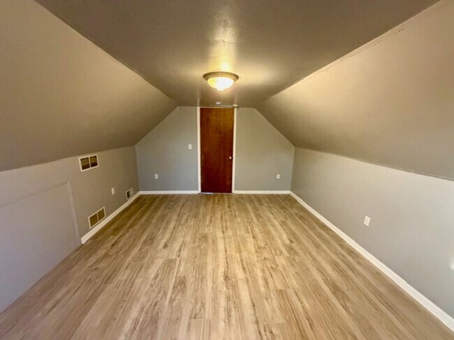 Foto del edificio - 2 Bedroom 1 Bath House For Lease Call 313-429-3244 KPM Detroit For Easy Showings