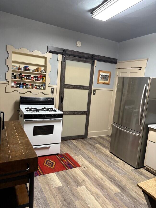 Cocina - 302 W Illinois St