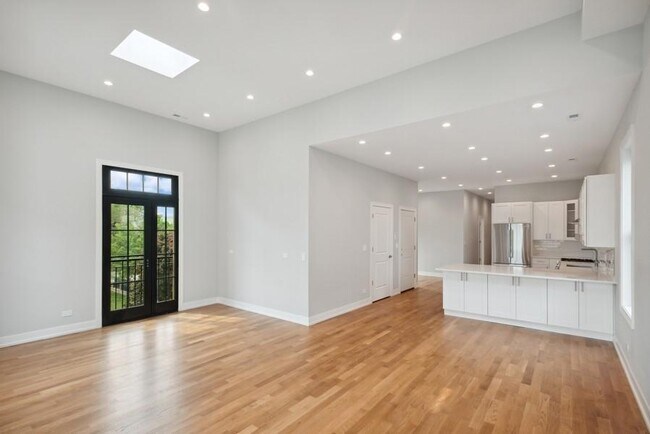 Foto del edificio - 3 bedroom in Chicago IL 60642