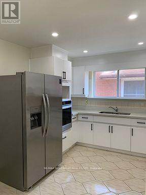 Photo du bâtiment - 351 Queen Victoria Dr