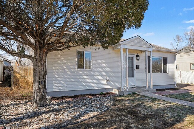 Foto del edificio - *2 Bedroom Detached Garage, Large Lot Updated and Clean**