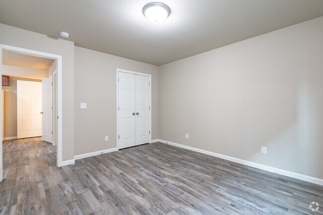 2 habitaciones, 1 baño - 917 pies cuadrados - Dormitorio principal - Yellowstone Development