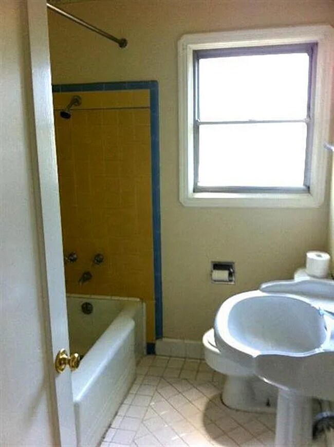 Foto del edificio - 734-736 McClatchy Way