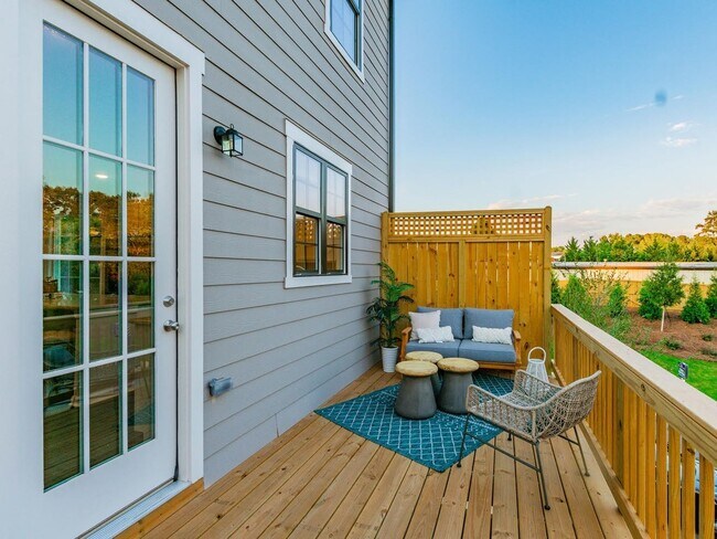 Building Photo - 4 Bedroom Townhome in Duluth
