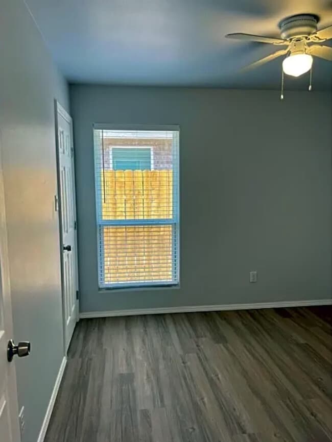 Building Photo - 5512 Unit B Jarvis