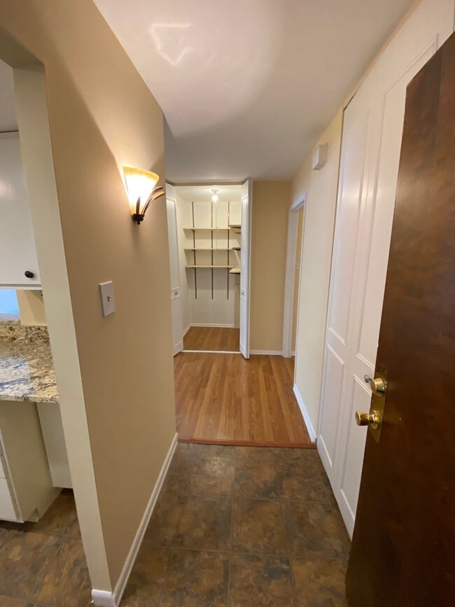 Building Photo - 411 Drummers Ln