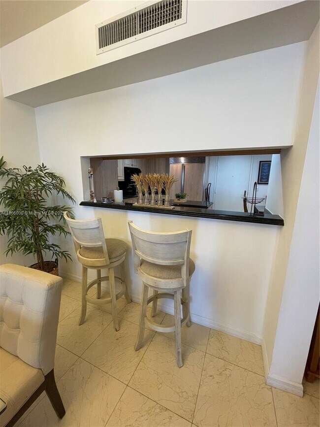 Foto del edificio - 9559 Collins Ave