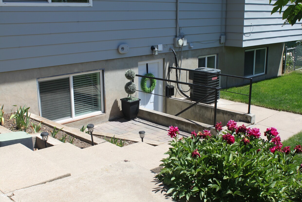 Primary Photo - 565 Colonial St