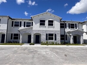 Building Photo - 194 SE 10th St