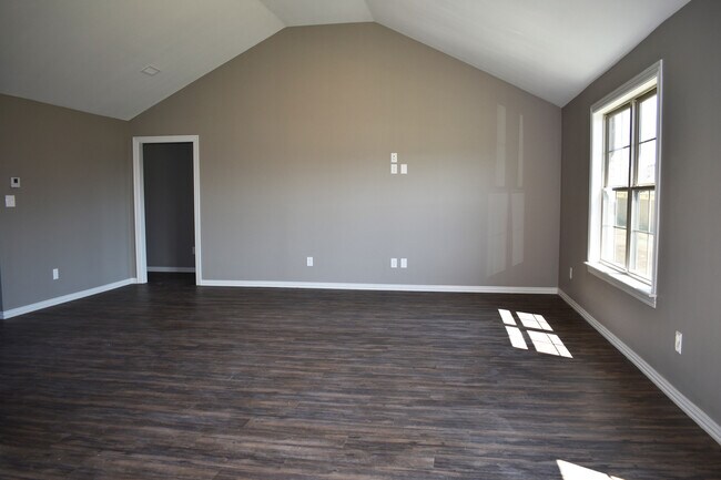 Building Photo - Spacious 3 Bedroom, 2 Bathroom home!