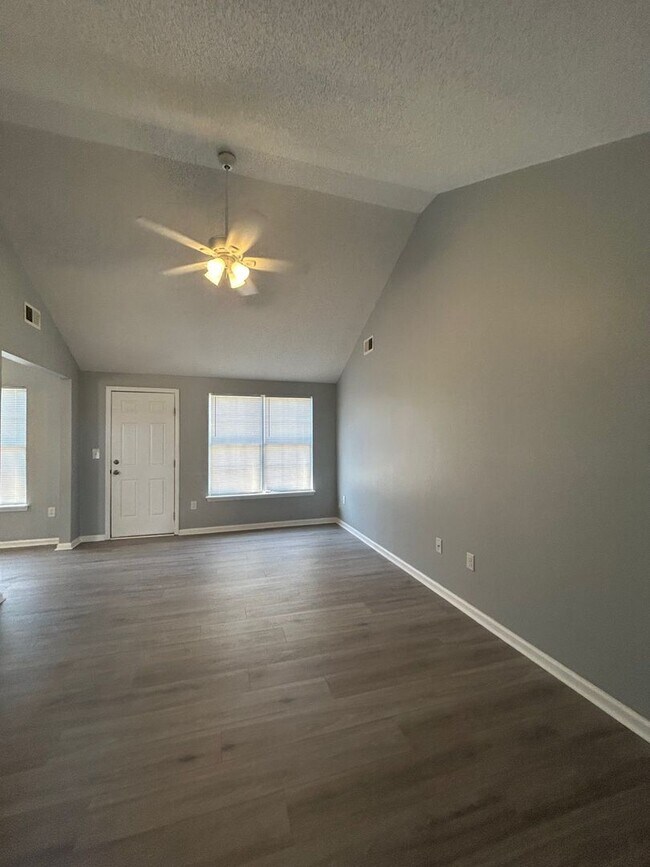 Building Photo - Charming 3BR /2BA  Home with many upgrades in North Charleston