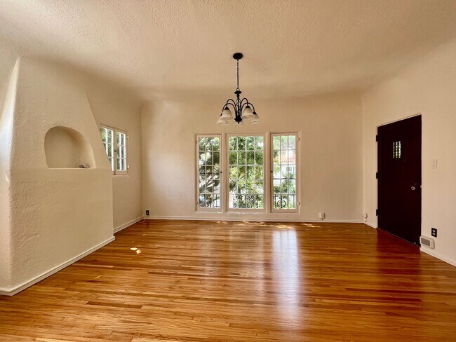 Foto del edificio - Spanish charm Large and bright hardwood fl...