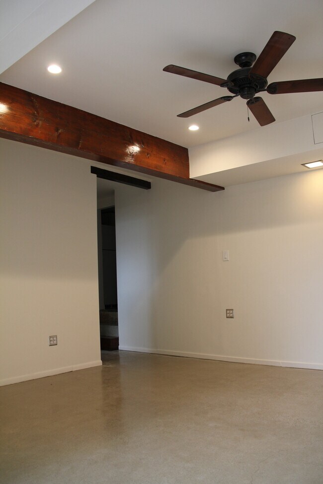 Building Photo - 4144 Somers Ave