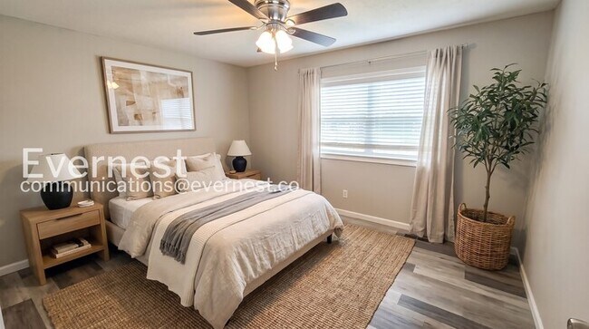 Building Photo - 3 Bed/1.5 Bath Town Home with Modern Amenities / Pet-Friendly / Available Now!