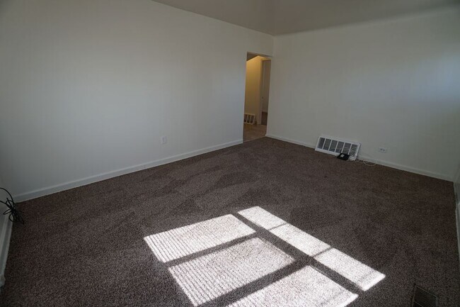 Building Photo - 2 Bedroom Brick Ranch - Walk to Stapleton