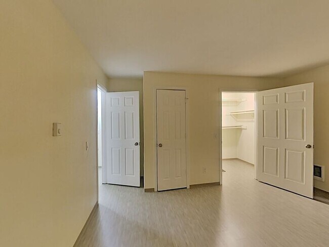Building Photo - 1516 N Brook Ct