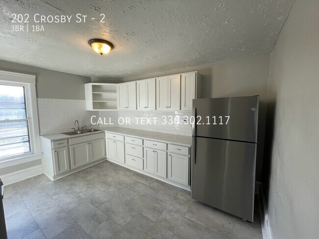 Building Photo - Three bedroom one bathroom second level ap...
