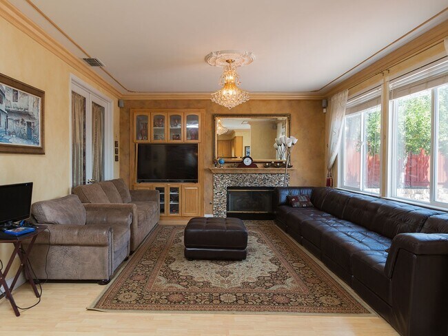 Building Photo - Upscale 4 Bedroom + Den, 3 bath at Thomas ...